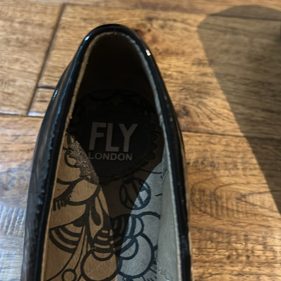 Fly London size 7. Black and taupe. Great condition only worn a few times. - Picture 6 of 8
